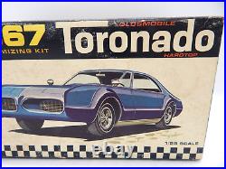 Vintage AMT 1967 Oldsmobile Toronado Hardtop 125 Model Kit 6937-200