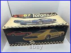 Vintage Amt 1/25 Model Kit, 1967 Oldsmoble Toronado, 6937-200, Gene Winfield